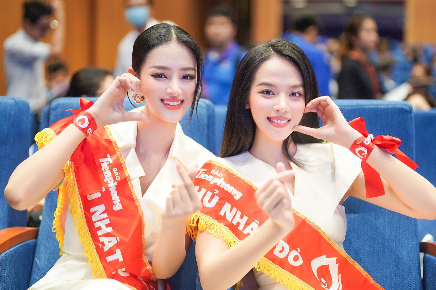 Hai người đẹp cùng chọn sắc trắng thanh lịch, kín đáo khi tham dự sự kiện.