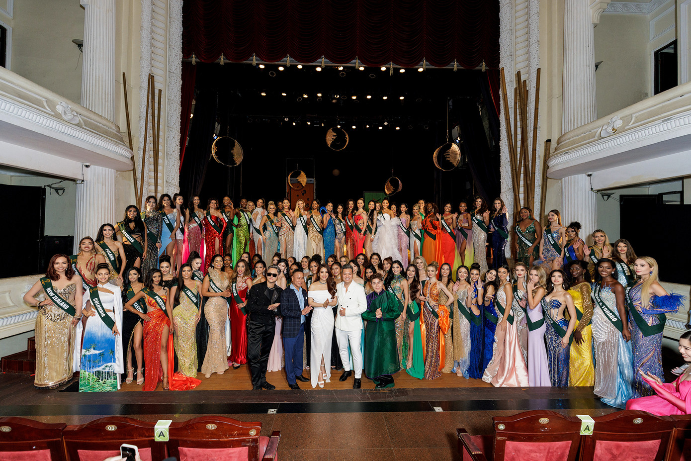 Chiều 3/12, tại Nhà hát TPHCM đã diễn ra sự kiện Xin Chao Miss Earth 2023 In Vietnam để chào đón các thí sinh của cuộc thi Hoa hậu Trái Đất lần thứ 23. Hơn 90 thí sinh đến từ các quốc gia và vùng lãnh thổ đã chọn những bộ váy dạ hội lộng lẫy để xuất hiện trên thảm xanh của sự kiện. Nhiều người hâm mộ đã tập trung trước sảnh Nhà hát TPHCM để chào đón các thí sinh.