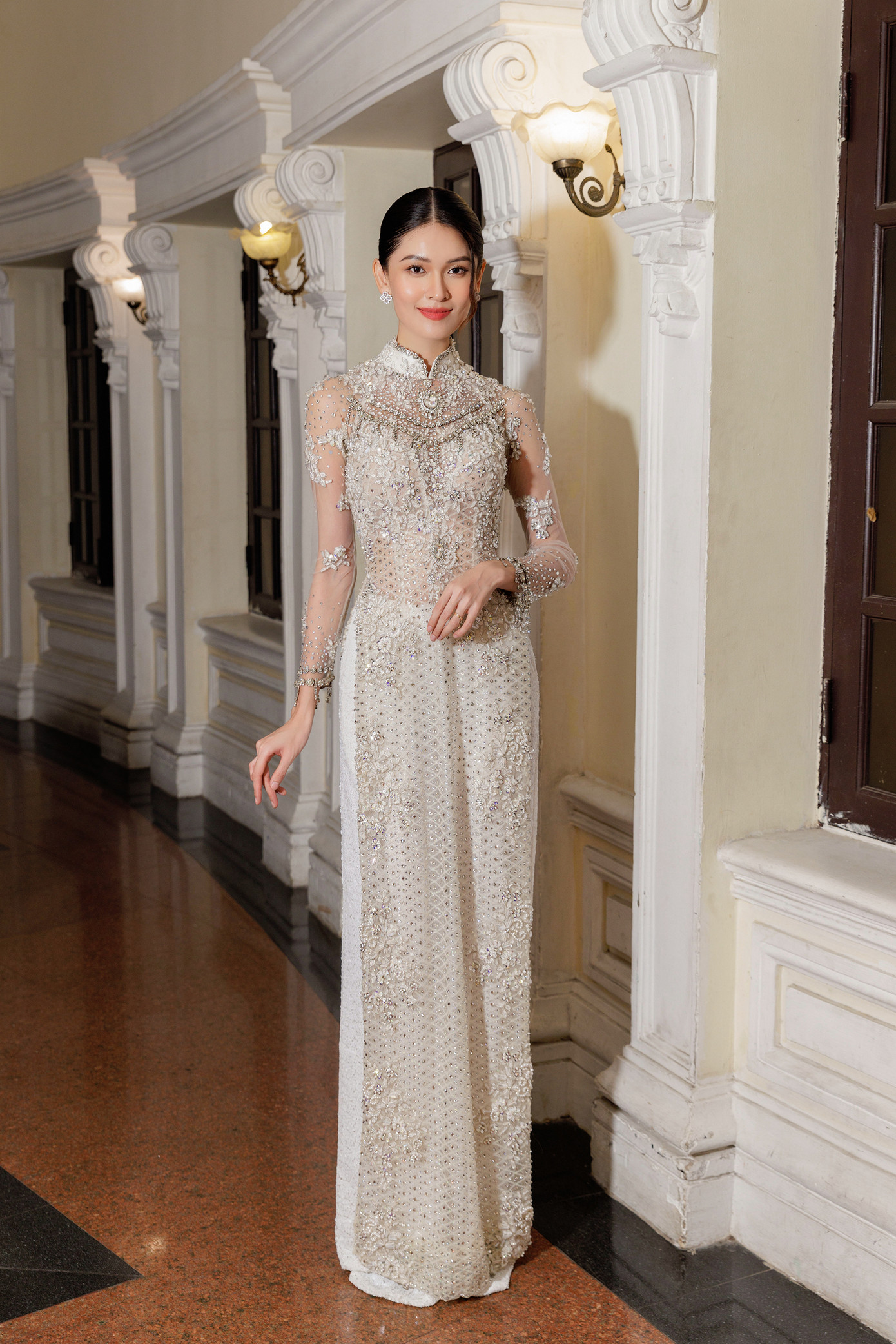 Á hậu Việt Nam 2016 - Huỳnh Thị Thùy Dung đảm nhận vai trò MC tại sự kiện. Cô diện bộ áo dài trắng nền nã, duyên dáng.