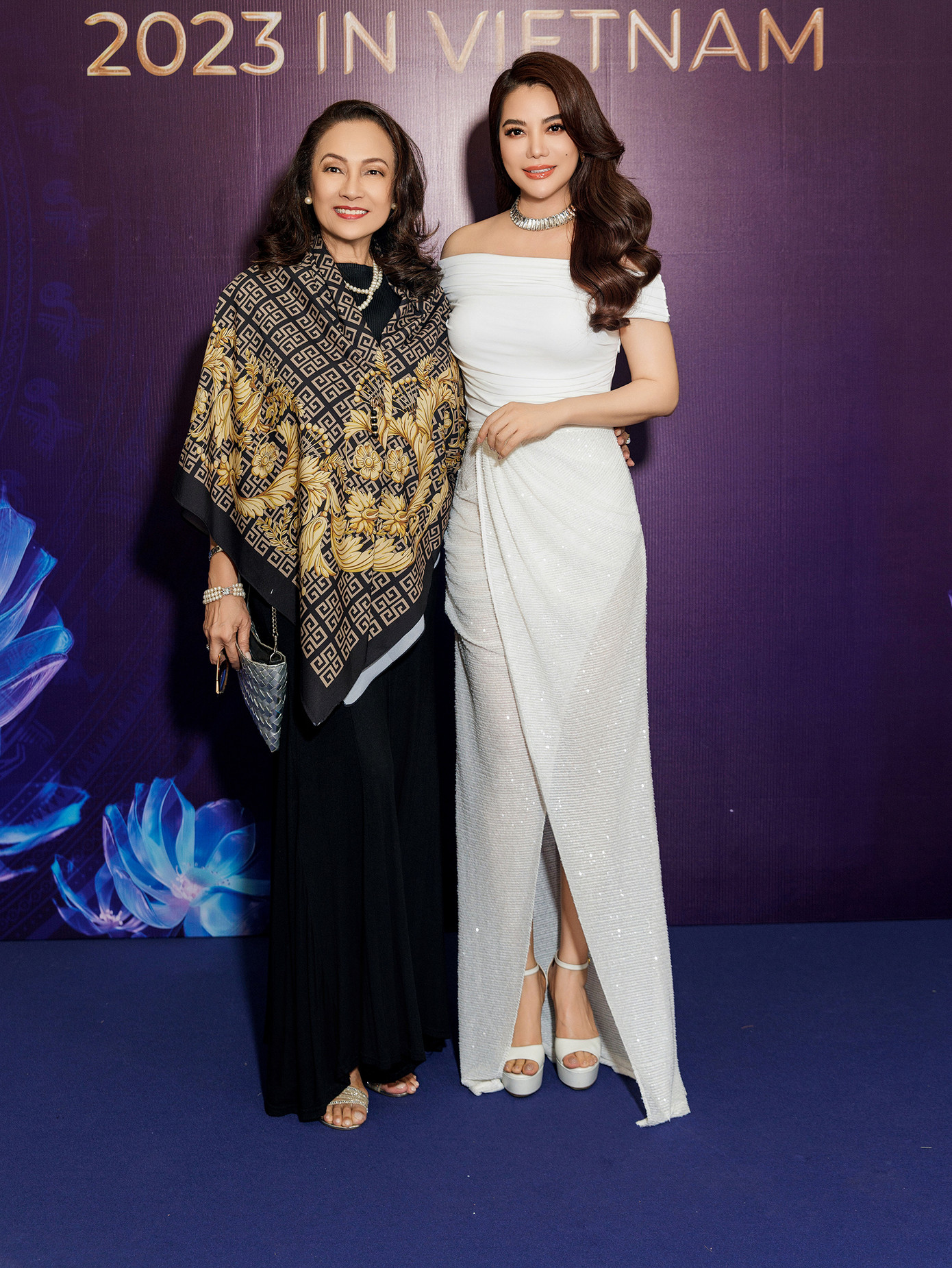 Diễn viên Trương Ngọc Ánh - Chủ tịch Miss Earth Vietnam diện váy dạ hội màu trắng thanh lịch khi đón đoàn thí sinh quốc tế đến Việt Nam.