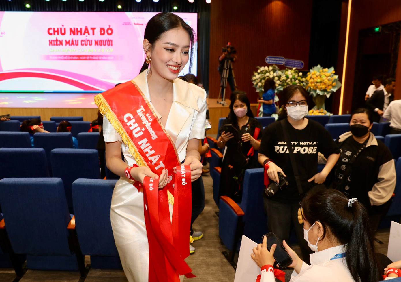 "Những sự kiện như Chủ Nhật Đỏ là điểm sáng của phong trào hiến máu tình nguyện trong giới trẻ, mang lại nhiều ý nghĩa nhân văn tốt đẹp với tất cả mọi người", Khánh Linh nói.