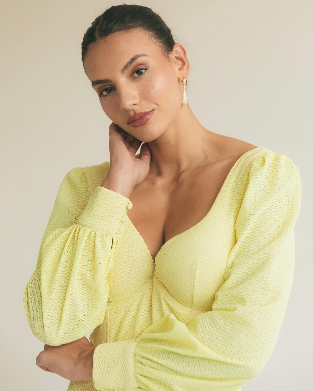 Chia sẻ về bản thân, người đẹp cho biết cô là người quyết tâm. "Tôi là người có nhiều thử thách, tôi khắt khe với bản thân vì ước mơ và khát vọng của tôi rất lớn. Tôi cảm thấy hoàn toàn hài lòng và tự hào về con người mình. Tôi làm việc chăm chỉ để đạt được những điều mình muốn vì tôi luôn tìm kiếm cảm giác hài lòng khi đạt được mục tiêu của mình", cô nói.