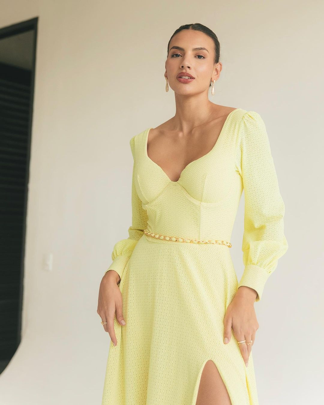 Chia sẻ về bản thân, người đẹp cho biết cô là người quyết tâm. "Tôi là người có nhiều thử thách, tôi khắt khe với bản thân vì ước mơ và khát vọng của tôi rất lớn. Tôi cảm thấy hoàn toàn hài lòng và tự hào về con người mình. Tôi làm việc chăm chỉ để đạt được những điều mình muốn vì tôi luôn tìm kiếm cảm giác hài lòng khi đạt được mục tiêu của mình", cô nói.