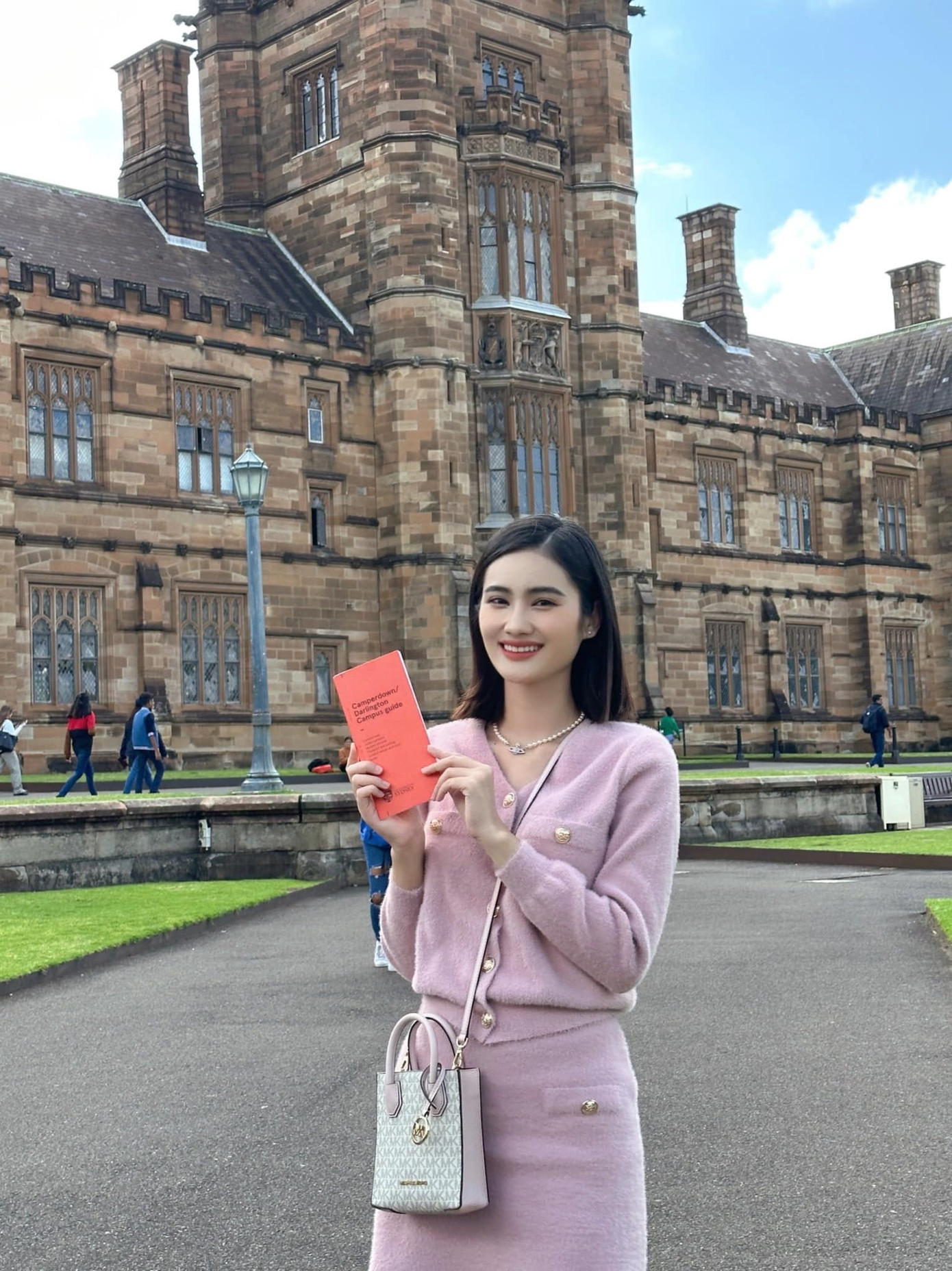 Trước đó, trong thời gian 3 tháng không xuất hiện trước công chúng, ngoài việc học, đương kim Miss World Vietnam tập trung các hoạt động thiện nguyện. Tổng số tiền cô thực hiện thiện nguyện là hơn 250 triệu đồng.