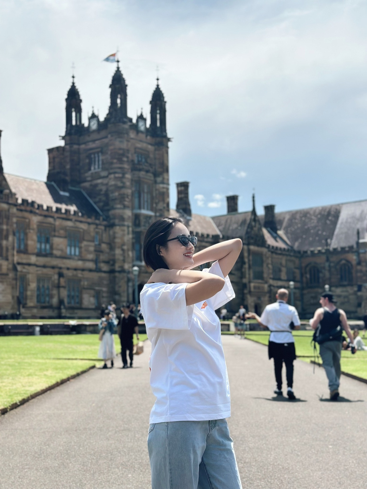 Ý Nhi cho biết cô sống chung với người em họ trong một căn hộ tại Australia. Sau buổi học, hai chị em đi siêu thị, nấu ăn. Khi lên giảng đường, Ý Nhi thường mặc áo thun, quần jean năng động, giản dị.