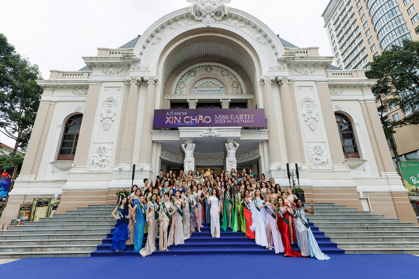 Chiều 3/12, tại Nhà hát TPHCM đã diễn ra sự kiện Xin Chao Miss Earth 2023 In Vietnam để chào đón các thí sinh của cuộc thi Hoa hậu Trái Đất lần thứ 23. Hơn 90 thí sinh đến từ các quốc gia và vùng lãnh thổ đã chọn những bộ váy dạ hội lộng lẫy để xuất hiện trên thảm xanh của sự kiện. Nhiều người hâm mộ đã tập trung trước sảnh Nhà hát TPHCM để chào đón các thí sinh.