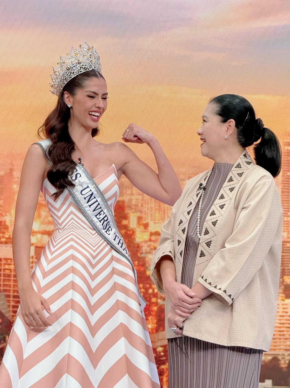 Sau khi trở về nước hôm 26/11, Anntonia tham dự rất nhiều sự kiện. Người đẹp luôn xuất hiện với ngoại hình rạng rỡ, chỉn chu. Cô luôn được đông đảo người hâm mộ săn đón mỗi khi xuất hiện.