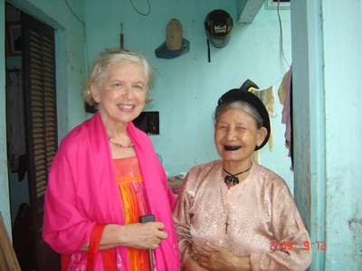 Elizabeth McLean và một cụ già người Việt. Elizabeth McLean và một cụ già người Việt