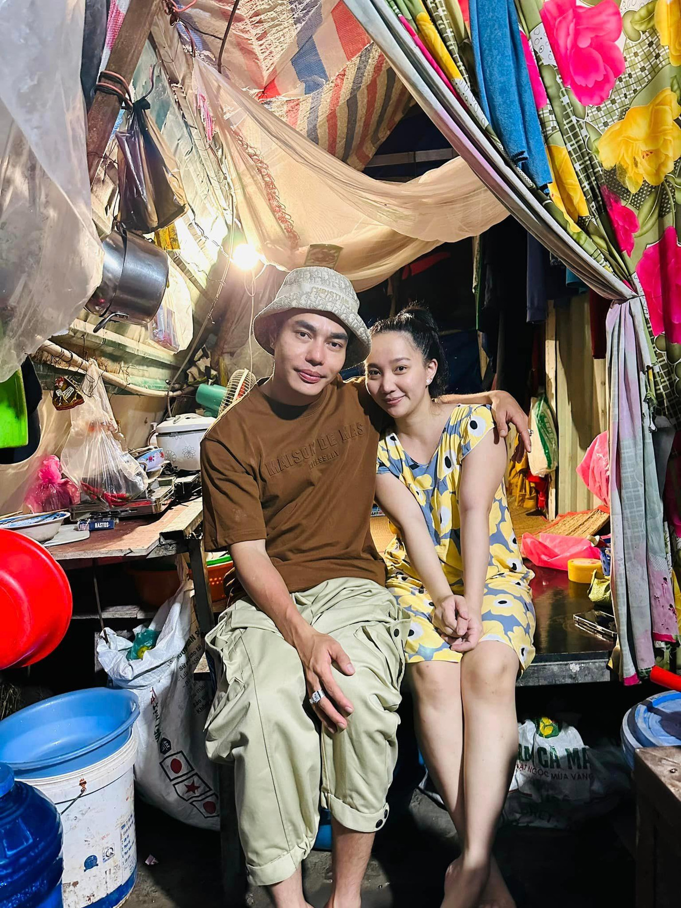 Lý do đến từ việc cả hai phải "cưới chạy", trong khi hôn lễ lại trùng với lịch diễn. Lý do đến từ việc cả hai phải "cưới chạy", trong khi hôn lễ lại trùng với lịch diễn.