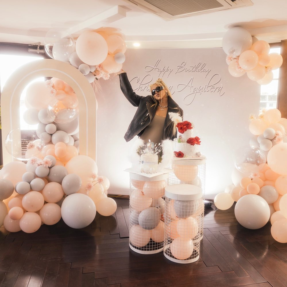 Tiệc sinh nhật của Christina Aguilera tràn ngập bánh và hoa