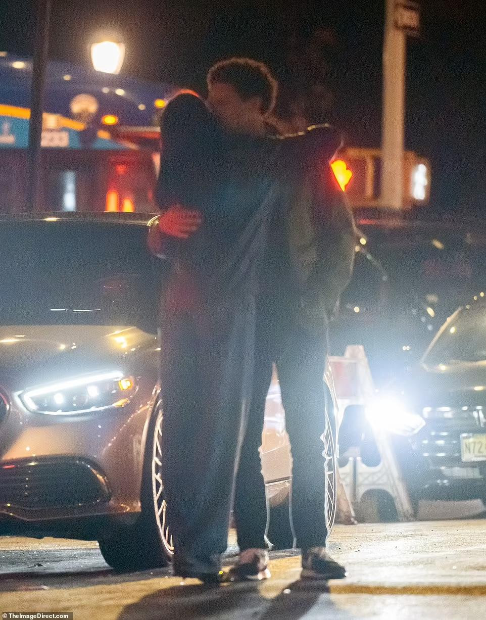 Cặp đôi không ngại thể hiện những cử chỉ thân mật ngoài đường.