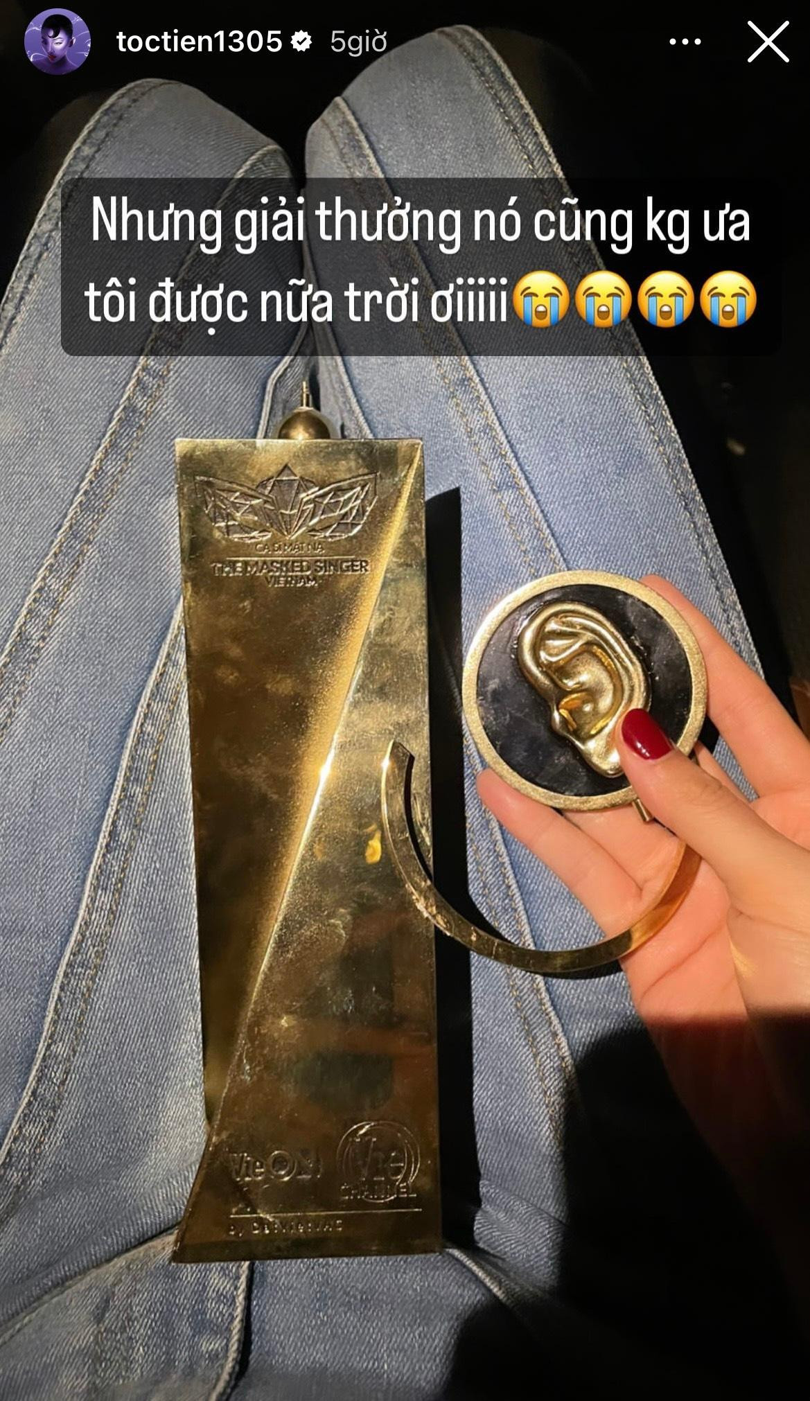 Tóc Tiên đã ngậm ngùi thông báo làm gãy cúp.