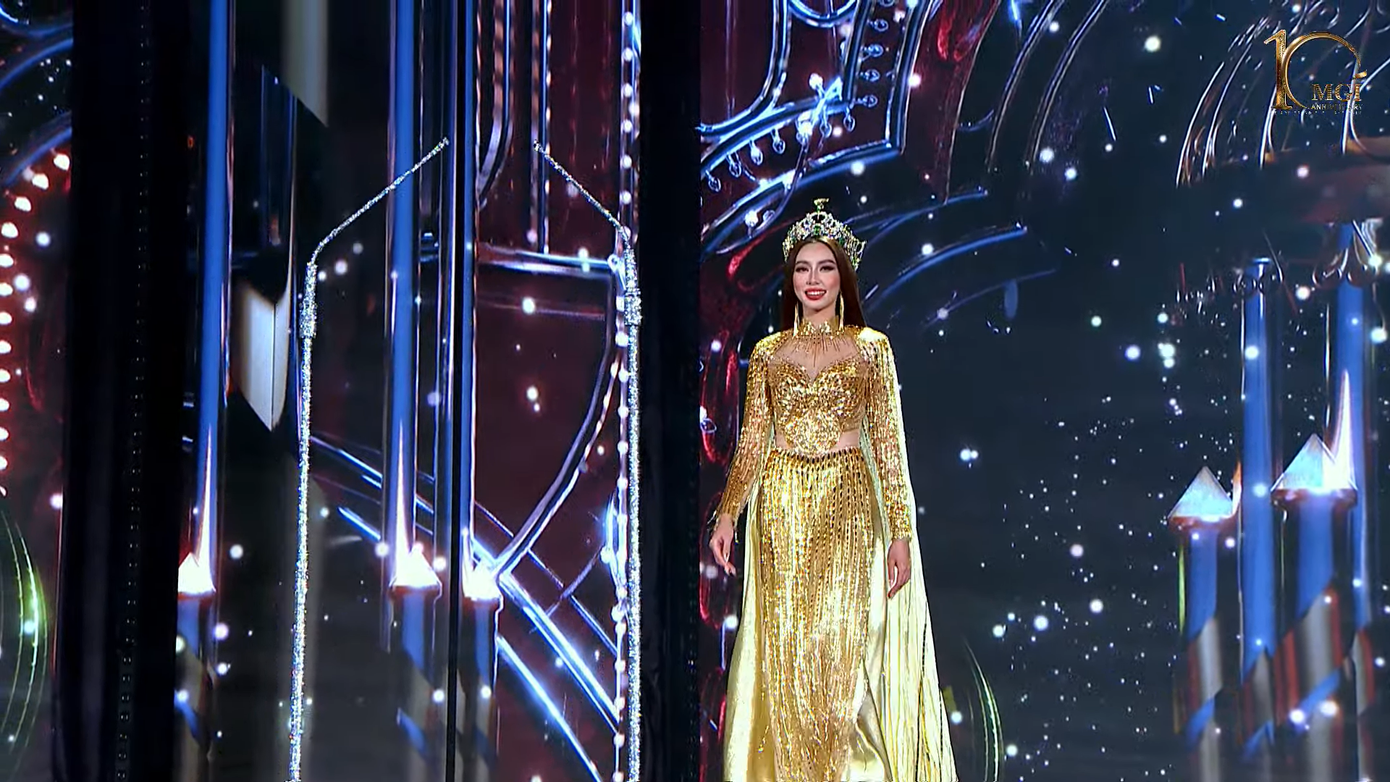 Lần đầu tiên, tà áo dài Việt Nam được xuất hiện trên một sân khấu quốc tế trong màn final walk.