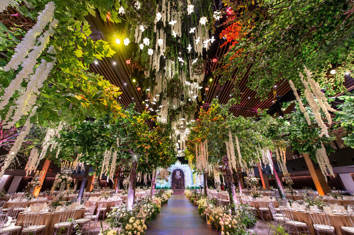 Không gian tiệc cưới được chuẩn bị rất cầu kỳ.