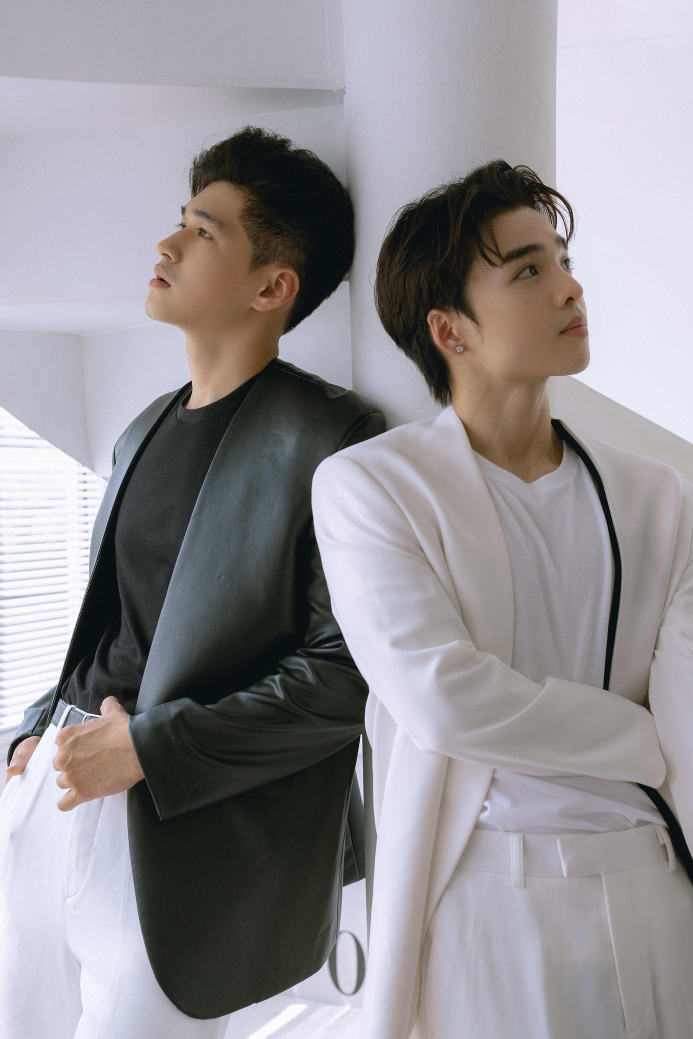 Cặp nam chính khoe visual "xịn xò" trong những bộ vest vừa năng động vừa lịch lãm. Cặp nam chính khoe visual "xịn xò" trong những bộ vest vừa năng động vừa lịch lãm.