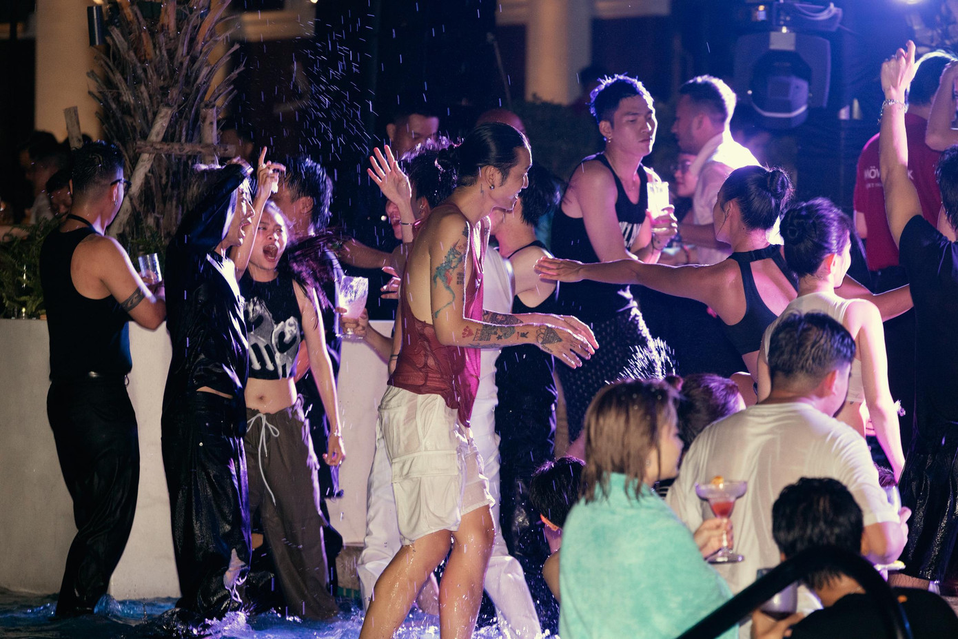 Hình ảnh khác hoàn toàn so với sự lung linh, chỉn chu của dàn khách mời lúc chiều tối. Hình ảnh khác hoàn toàn so với sự lung linh, chỉn chu của dàn khách mời lúc chiều tối.