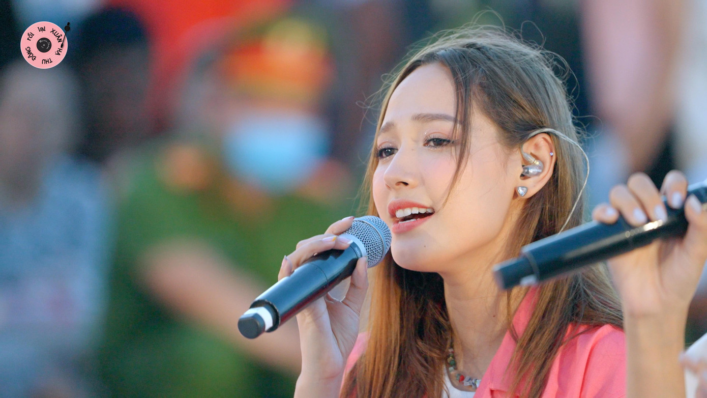 Cara liên tục nghẹn ngào khi lắng nghe và thể hiện những ca khúc về gia đình.