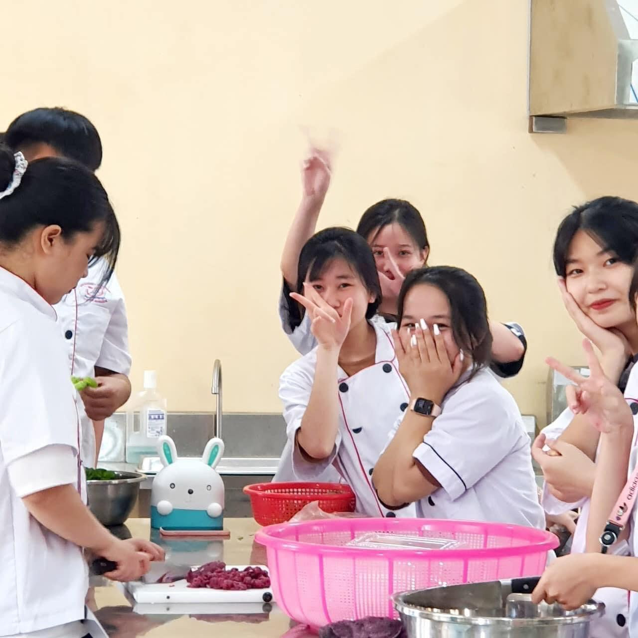 Một tiết học nghề Kỹ thuật chế biến món ăn của trường Cao đẳng Kinh tế - Kỹ thuật Vĩnh Phúc. Ảnh: Fanpage Trường Cao đẳng Kinh tế - Kỹ thuật Vĩnh Phúc Một tiết học nghề Kỹ thuật chế biến món ăn của trường Cao đẳng Kinh tế - Kỹ thuật Vĩnh Phúc. Ảnh: Fanpage Trường Cao đẳng Kinh tế - Kỹ thuật Vĩnh Phúc