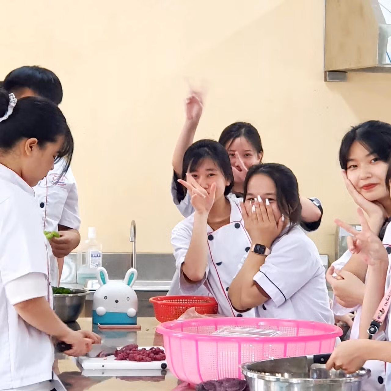 Một tiết học nghề Kỹ thuật chế biến món ăn của trường Cao đẳng Kinh tế - Kỹ thuật Vĩnh Phúc. Ảnh: Fanpage Trường Cao đẳng Kinh tế - Kỹ thuật Vĩnh Phúc Một tiết học nghề Kỹ thuật chế biến món ăn của trường Cao đẳng Kinh tế - Kỹ thuật Vĩnh Phúc. Ảnh: Fanpage Trường Cao đẳng Kinh tế - Kỹ thuật Vĩnh Phúc