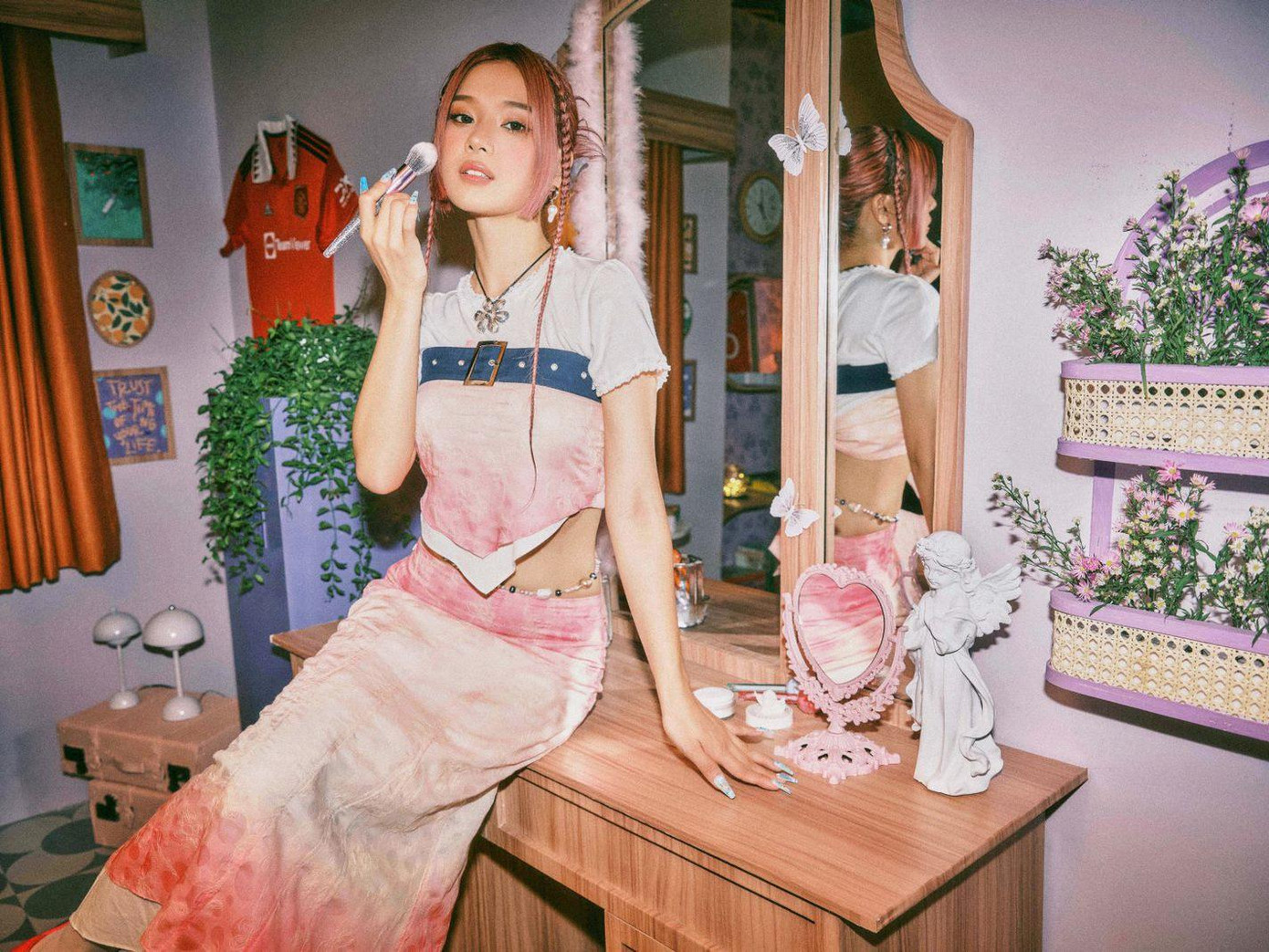 Đây là một trong số những MV hiếm hoi ra mắt vào dịp Halloween. Đây là một trong số những MV hiếm hoi ra mắt vào dịp Halloween.