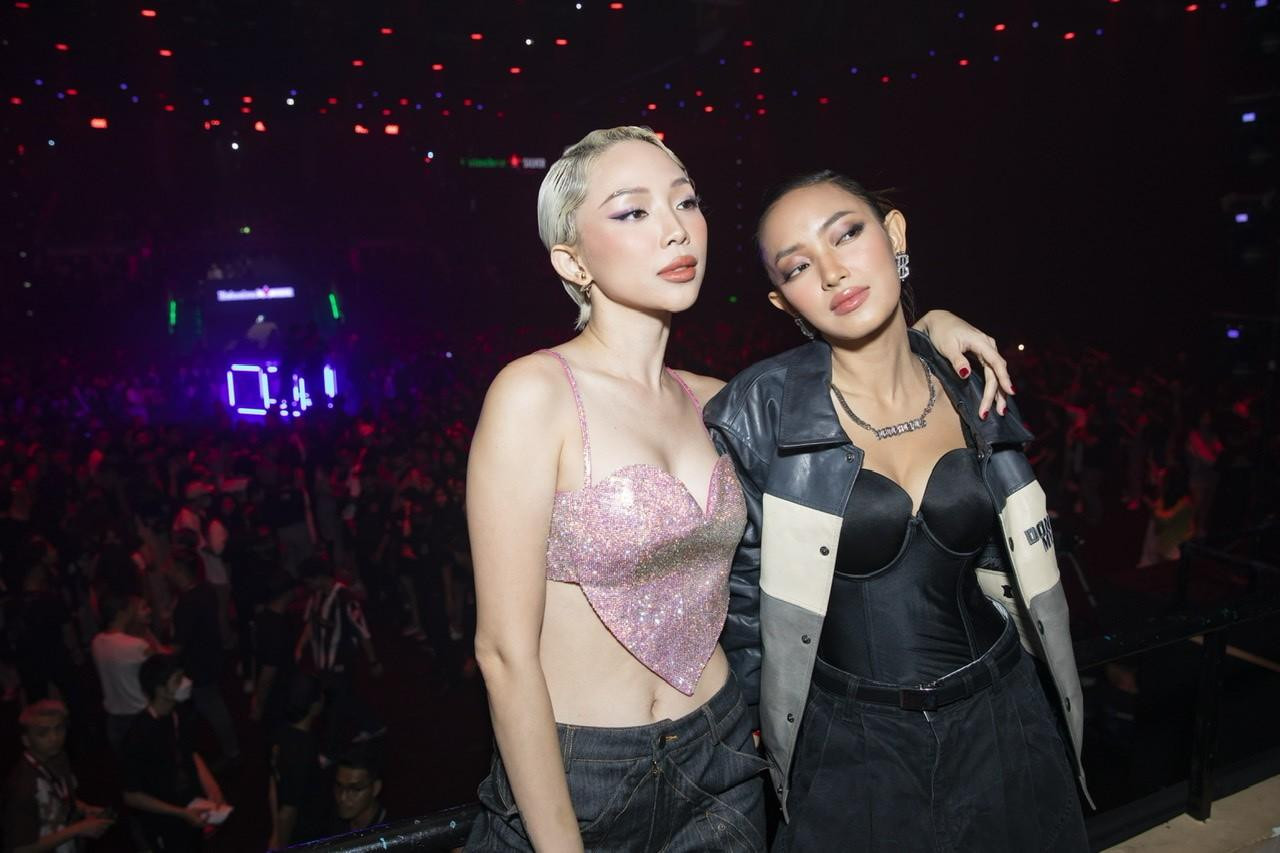 &quot;Hai cô vợ hot nhất showbiz đêm qua&quot; - trích bình luận từ netizen.