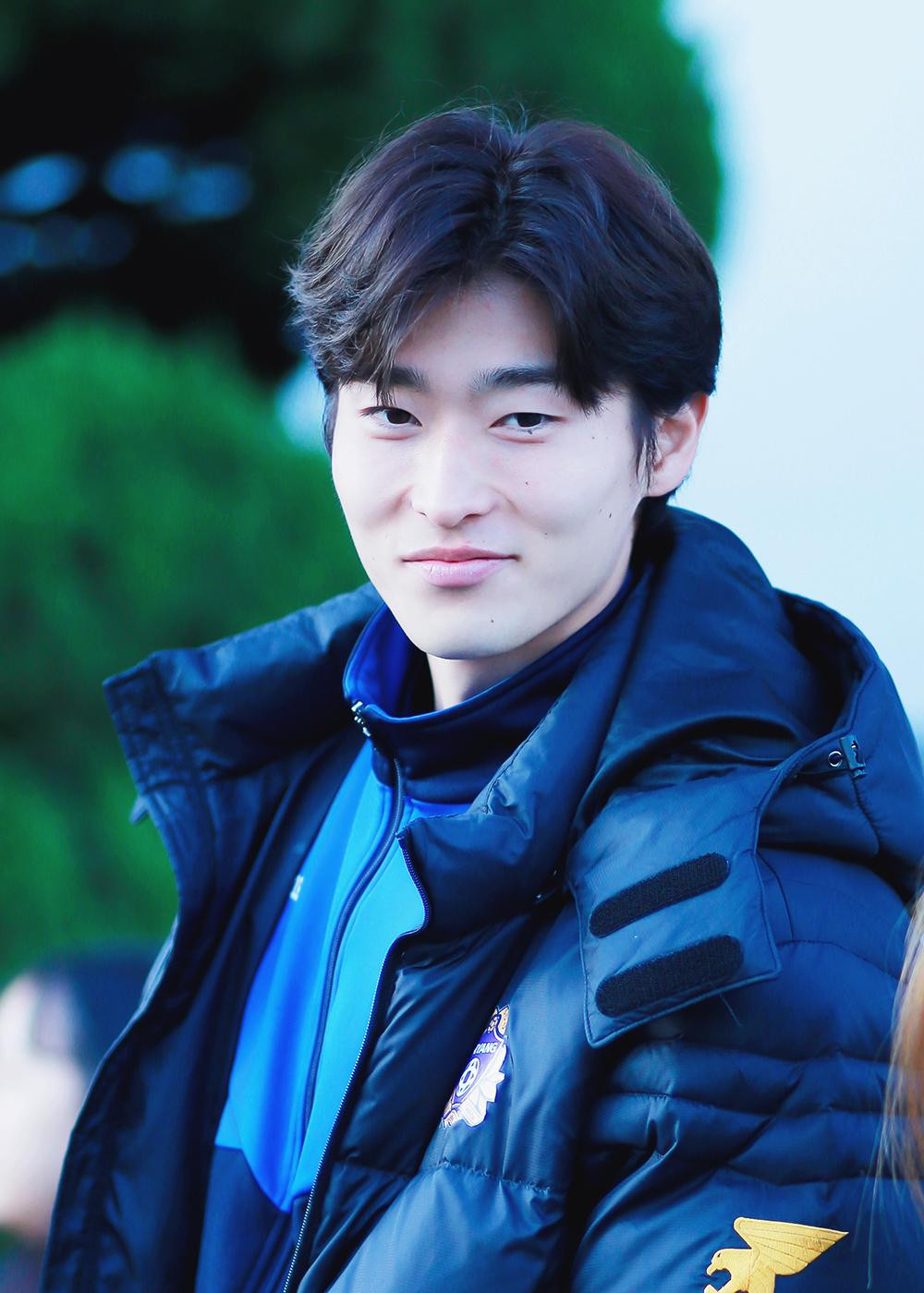 Nhan sắc chuẩn diễn viên điện ảnh của chàng cầu thủ số 9 gây bão.