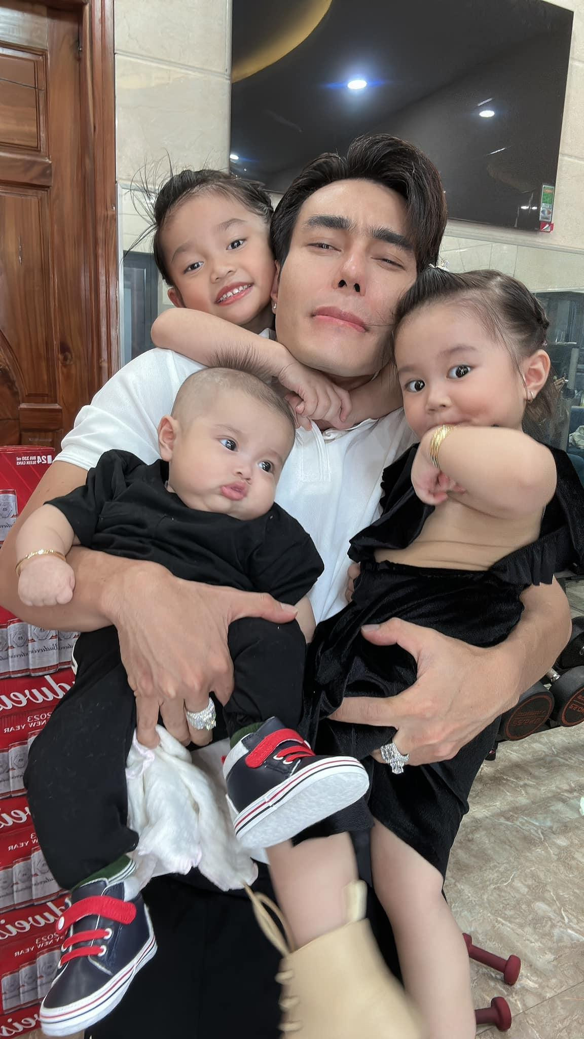 Nam danh hài thường xuyên chia sẻ những khoảnh khắc đời thường lên mạng xã hội. Nam danh hài thường xuyên chia sẻ những khoảnh khắc đời thường lên mạng xã hội.