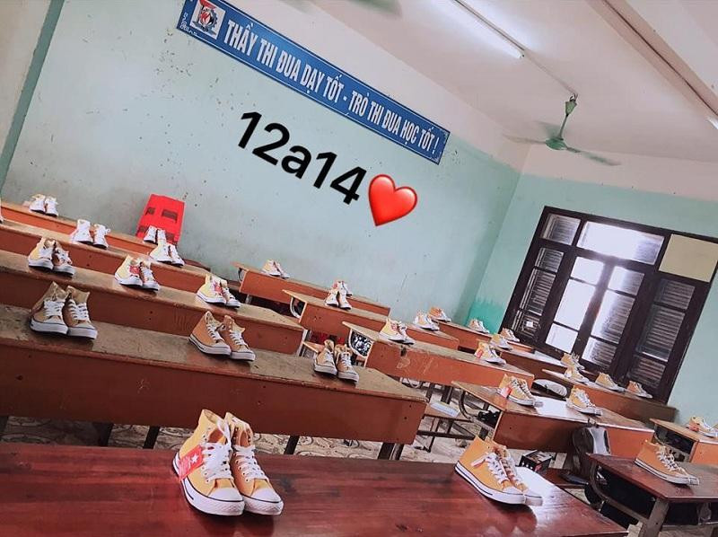 Còn các bạn nam của lớp học này “chơi trội” khi tặng mỗi bạn nữ một đôi giày Converse.
