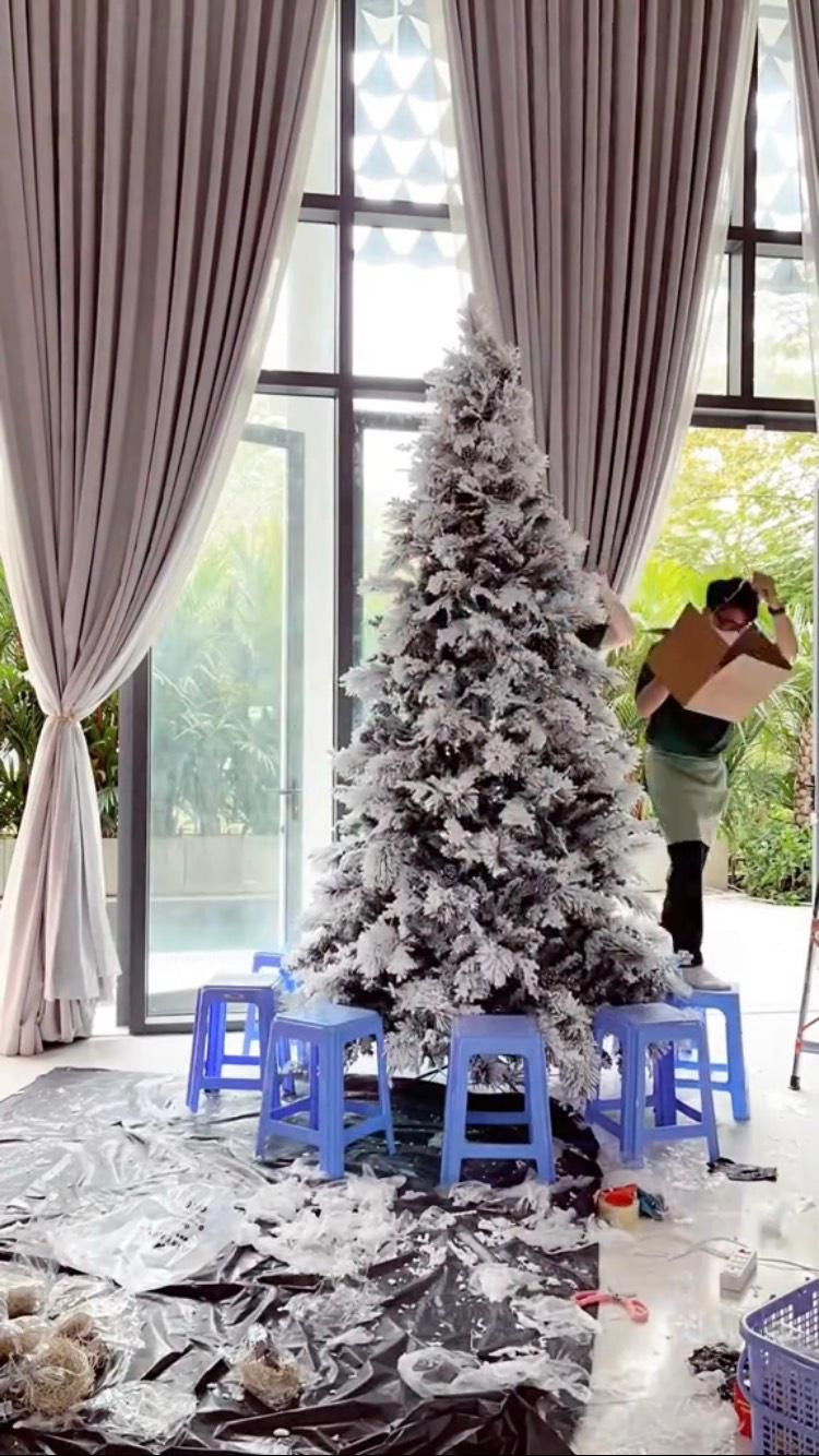 Ngọc Trinh &quot;huy động&quot; nhân lực để trang trí nhà đón Noel.