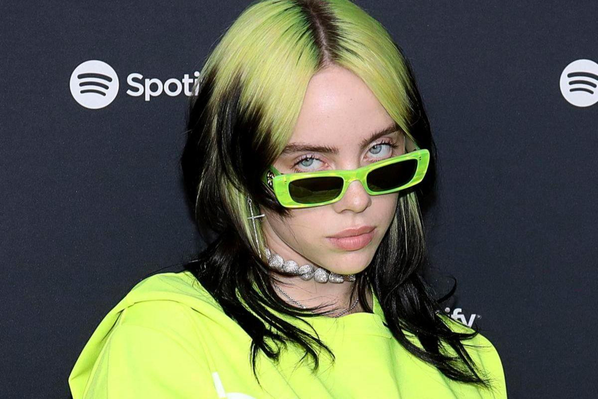 Billie Eilish từng thử qua nhiều màu tóc như màu bạc, đỏ, xanh dương, đen hay xanh lá.