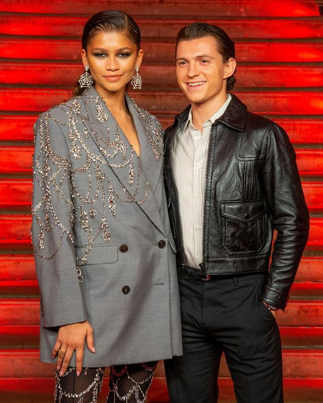 "Spider-Man" Tom Holland và "MJ" Zendaya vẫn liên tục được truyền thông quan tâm kể từ khi họ làm việc cùng nhau trong thương hiệu Vũ trụ Điện ảnh Marvel. "Spider-Man" Tom Holland và "MJ" Zendaya vẫn liên tục được truyền thông quan tâm kể từ khi họ làm việc cùng nhau trong thương hiệu Vũ trụ Điện ảnh Marvel.