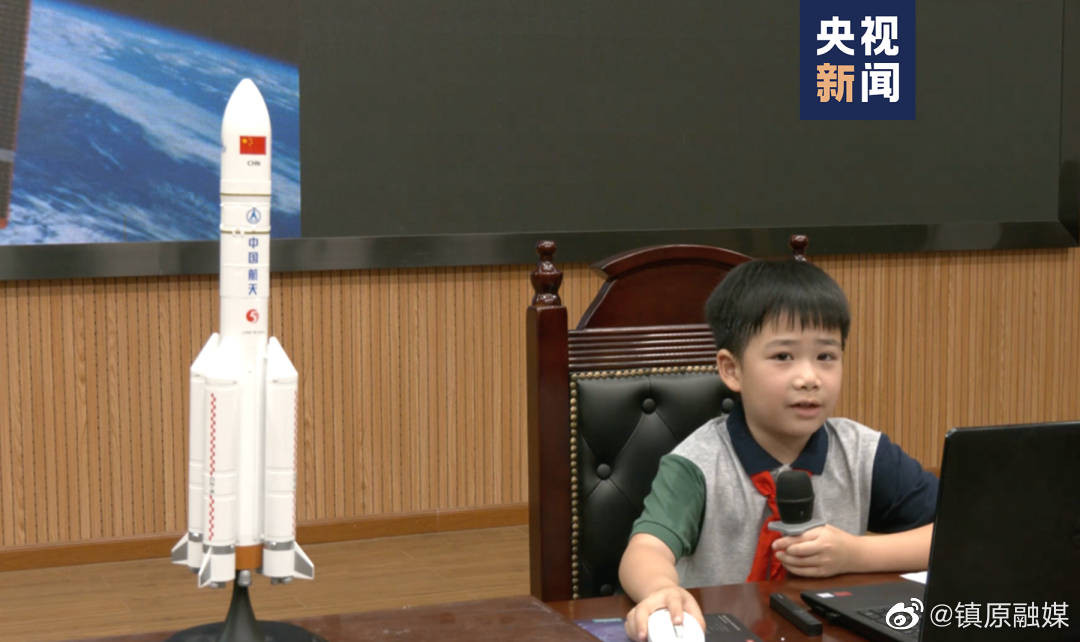 "Trong năm học mới, em muốn được dạy thêm các lớp thiên văn cho bạn cùng lớp và trau dồi thêm những điều mới mẻ" - cậu bé chia sẻ. Nguồn: Weibo