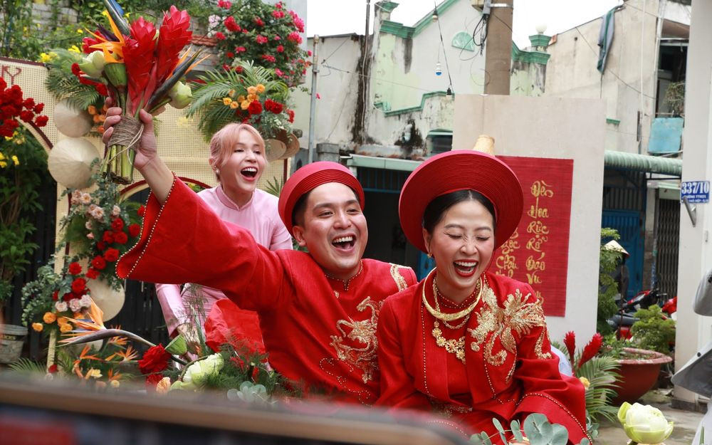 Khả Như lầy lội lấy xích lô "tiễn bạn về dinh". Ảnh: Khánh Hưng