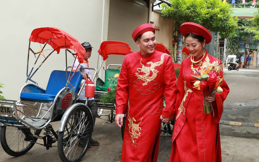Cô dâu, chú rể bên dàn xích lô đưa chàng đến nhà nàng trước đó. Ảnh: Khánh Hưng