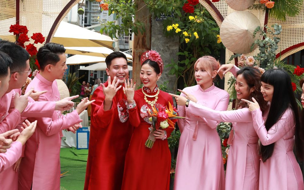 Khoảnh khắc lầy lội của cô dâu, chú rể với dàn bê tráp. Ảnh: Khánh Hưng