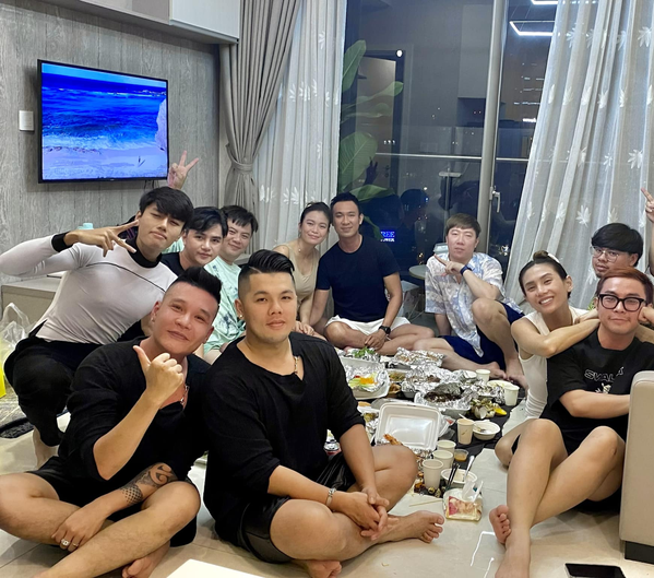 Người đàn ông ngồi cạnh Mâu Thủy chính là chồng sắp cưới của cô.