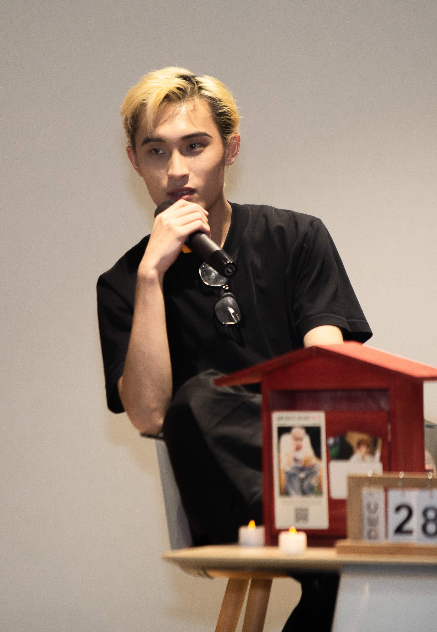 Wren Evans cho biết bản thân học tiếng Việt từ văn mẫu cấp Ba khiến người hâm mộ thích thú. Wren Evans cho biết bản thân học tiếng Việt từ văn mẫu cấp Ba khiến người hâm mộ thích thú.