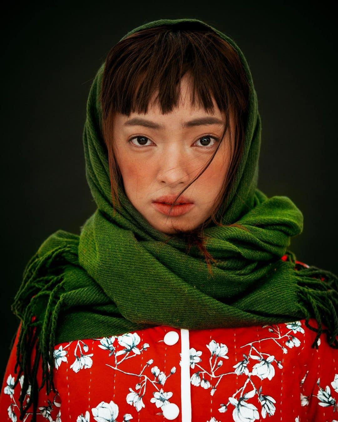 Tạo hình thôn nữ Thu Cúc của Châu Bùi. Tạo hình thôn nữ Thu Cúc của Châu Bùi.