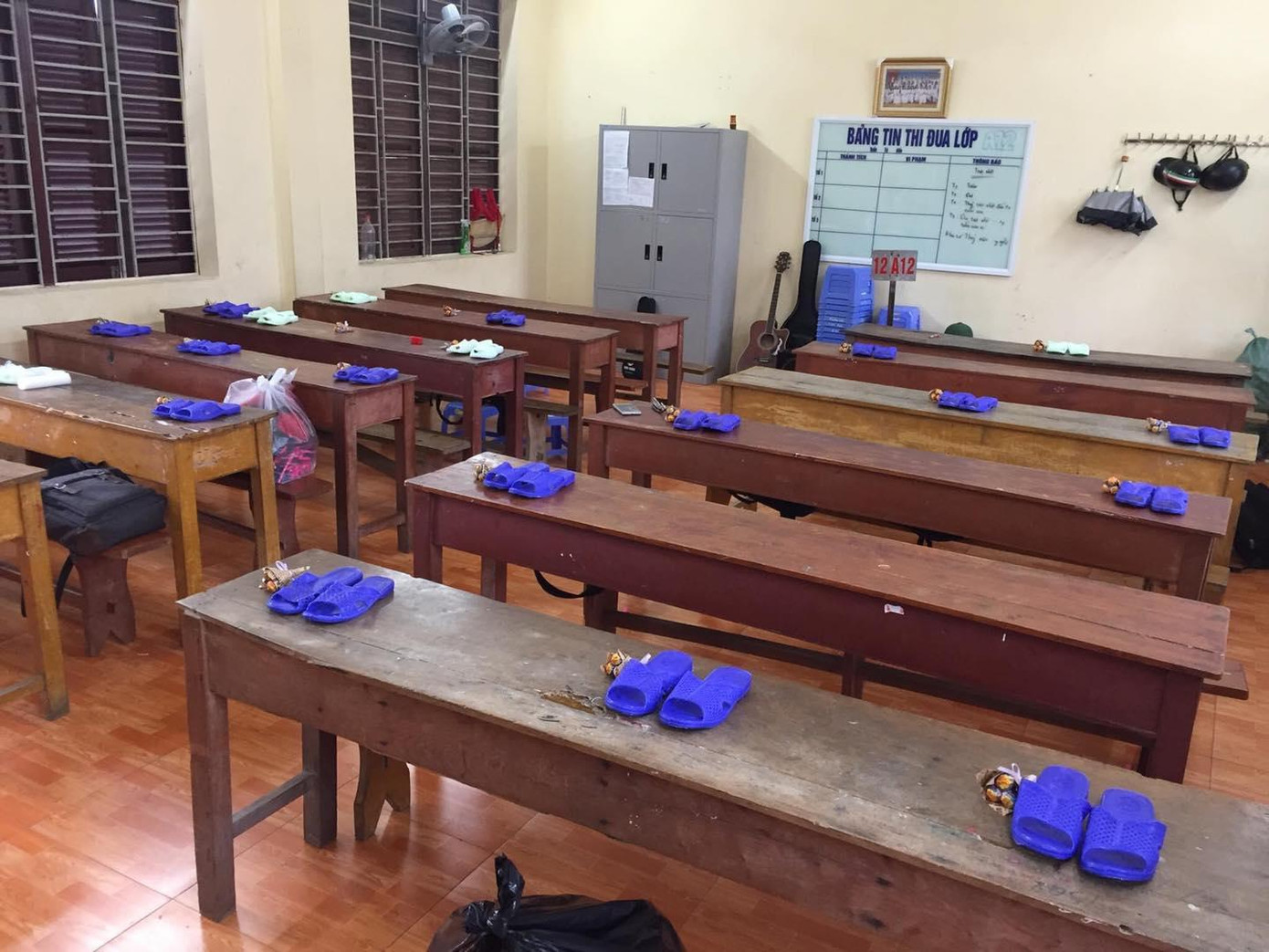 Hội nam sinh "lớp người ta" tặng các "bóng hồng" những đôi dép tổ ong cực hài hước.