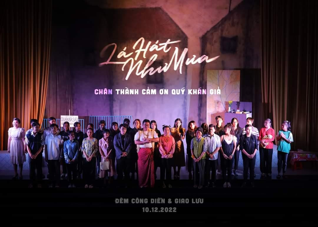 Với lối dàn dựng “phi tuyến tính", vở kịch dẫn dắt khán giả trở về quá khứ, thổn thức ngắm nhìn một thời yêu dấu đã qua. Nguồn: Fanpage Sân Khấu Kịch Báo Chí Nhân Văn Với lối dàn dựng “phi tuyến tính", vở kịch dẫn dắt khán giả trở về quá khứ, thổn thức ngắm nhìn một thời yêu dấu đã qua. Nguồn: Fanpage Sân Khấu Kịch Báo Chí Nhân Văn