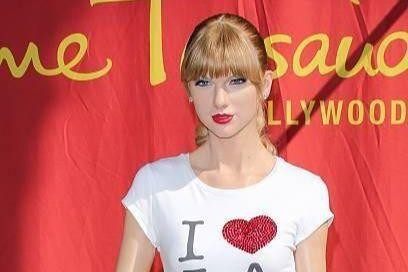 Tượng sáp Taylor Swift tại Los Angeles cứng đơ chuẩn ma nơ canh. Tượng sáp Taylor Swift tại Los Angeles cứng đơ chuẩn ma nơ canh.