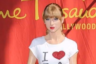 Tượng sáp Taylor Swift tại Los Angeles cứng đơ chuẩn ma nơ canh.