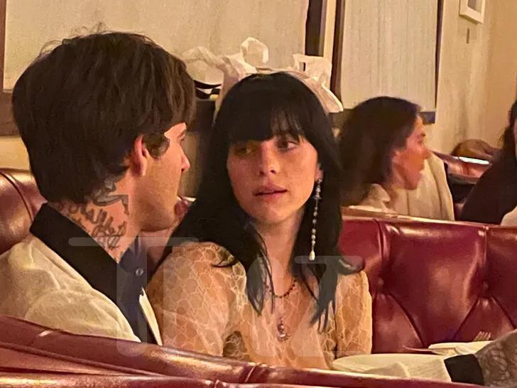 Hai người dường như không rời mắt khỏi nhau suốt bữa ăn. Hai người dường như không rời mắt khỏi nhau suốt bữa ăn.