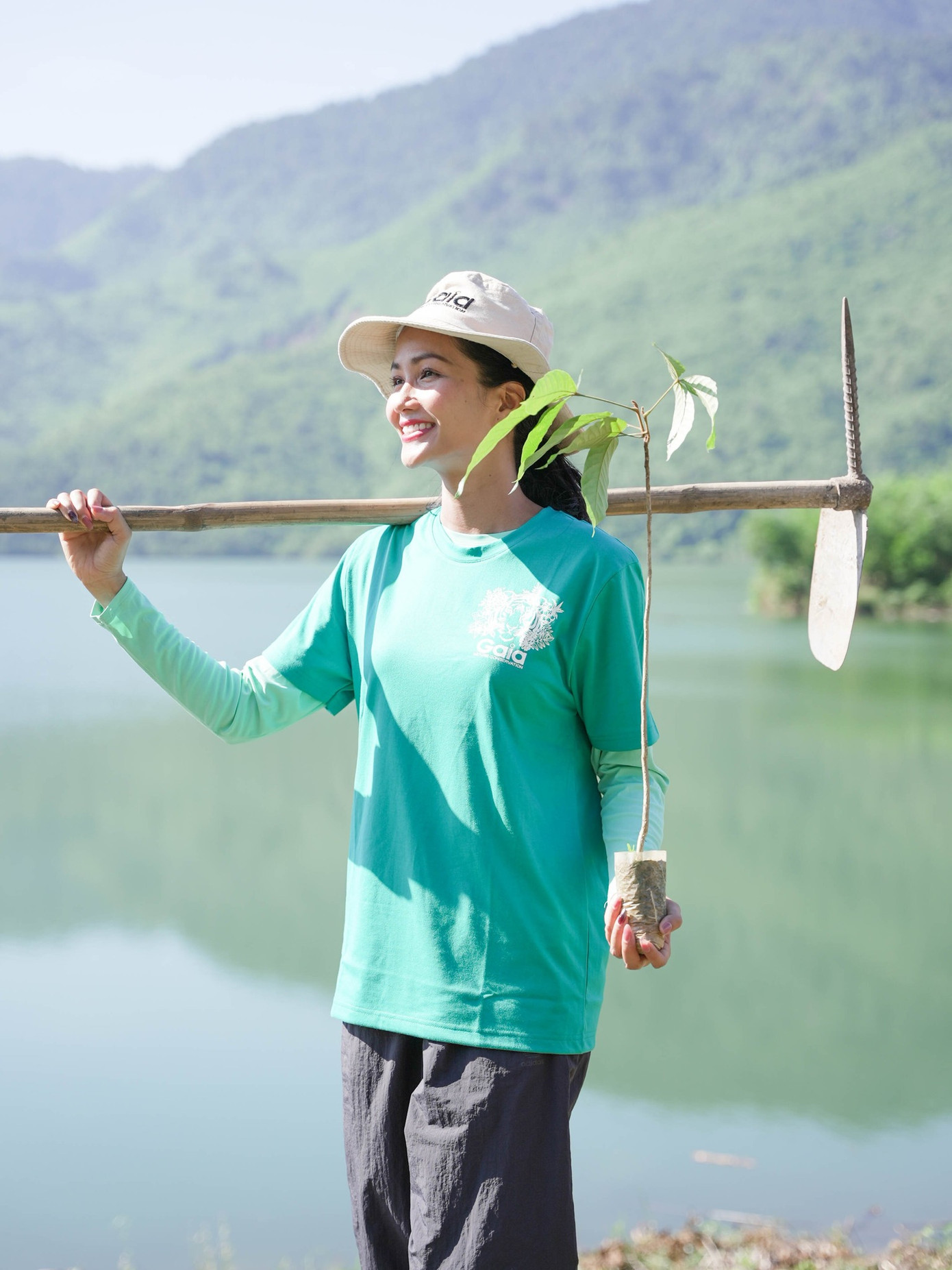 H'Hen Niê đáp trả tinh tế khi bị anti-fan miệt thị và tố sống giả tạo. H'Hen Niê đáp trả tinh tế khi bị anti-fan miệt thị và tố sống giả tạo.