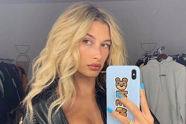 Hailey Bieber chia sẻ từng bị quấy rối bởi người hâm mộ của Selena Gomez.