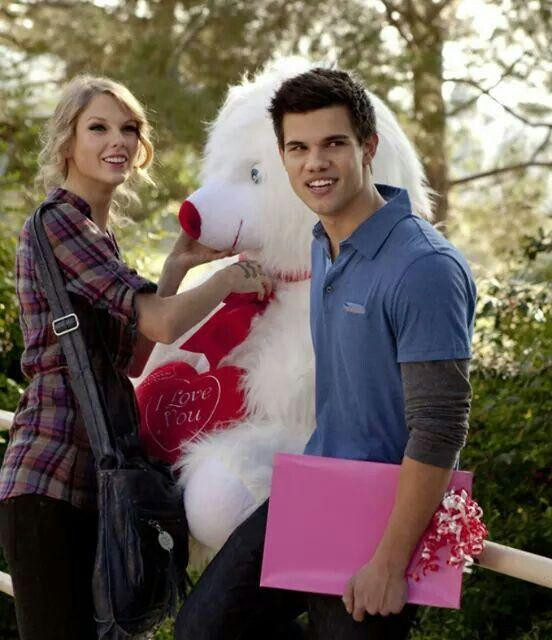 "Valentine's Day" không chỉ là tác phẩm điện ảnh đầu tay của Taylor Swift mà còn tạo cơ hội cho cô nàng “bén duyên" cùng Taylor Lautner. "Valentine's Day" không chỉ là tác phẩm điện ảnh đầu tay của Taylor Swift mà còn tạo cơ hội cho cô nàng “bén duyên" cùng Taylor Lautner.