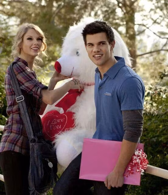 "Valentine's Day" không chỉ là tác phẩm điện ảnh đầu tay của Taylor Swift mà còn tạo cơ hội cho cô nàng “bén duyên" cùng Taylor Lautner.