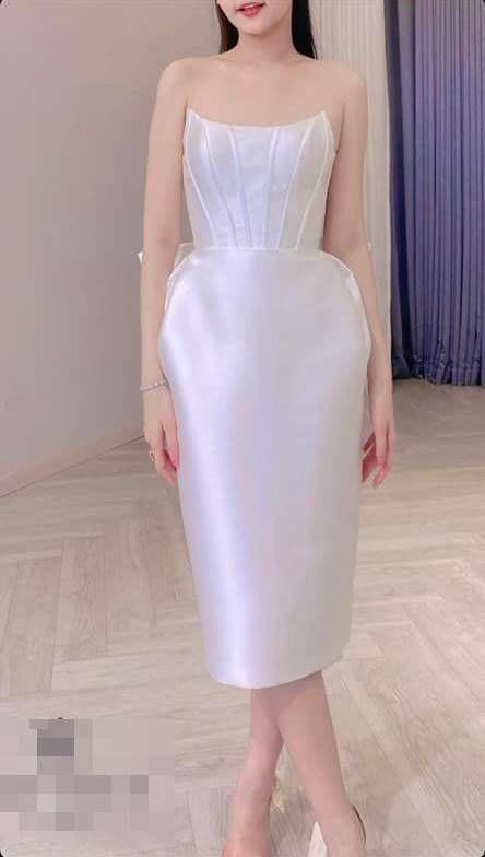 Ngân Anh ưu tiên những mẫu váy cưới đơn giản và thanh lịch.