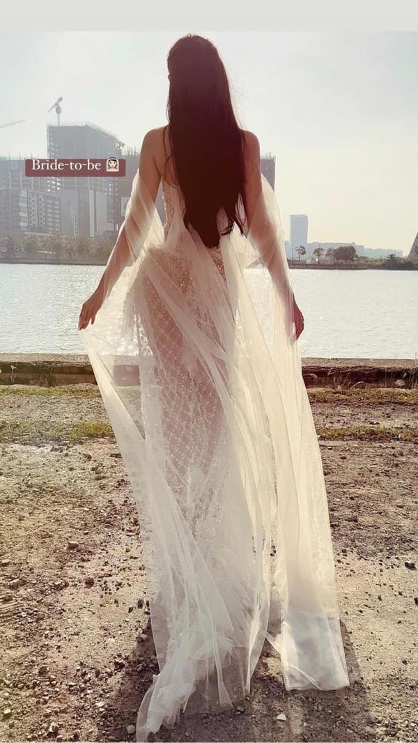 Những mẫu váy cưới được cô dâu và chú rể liên tục "nhá hàng".