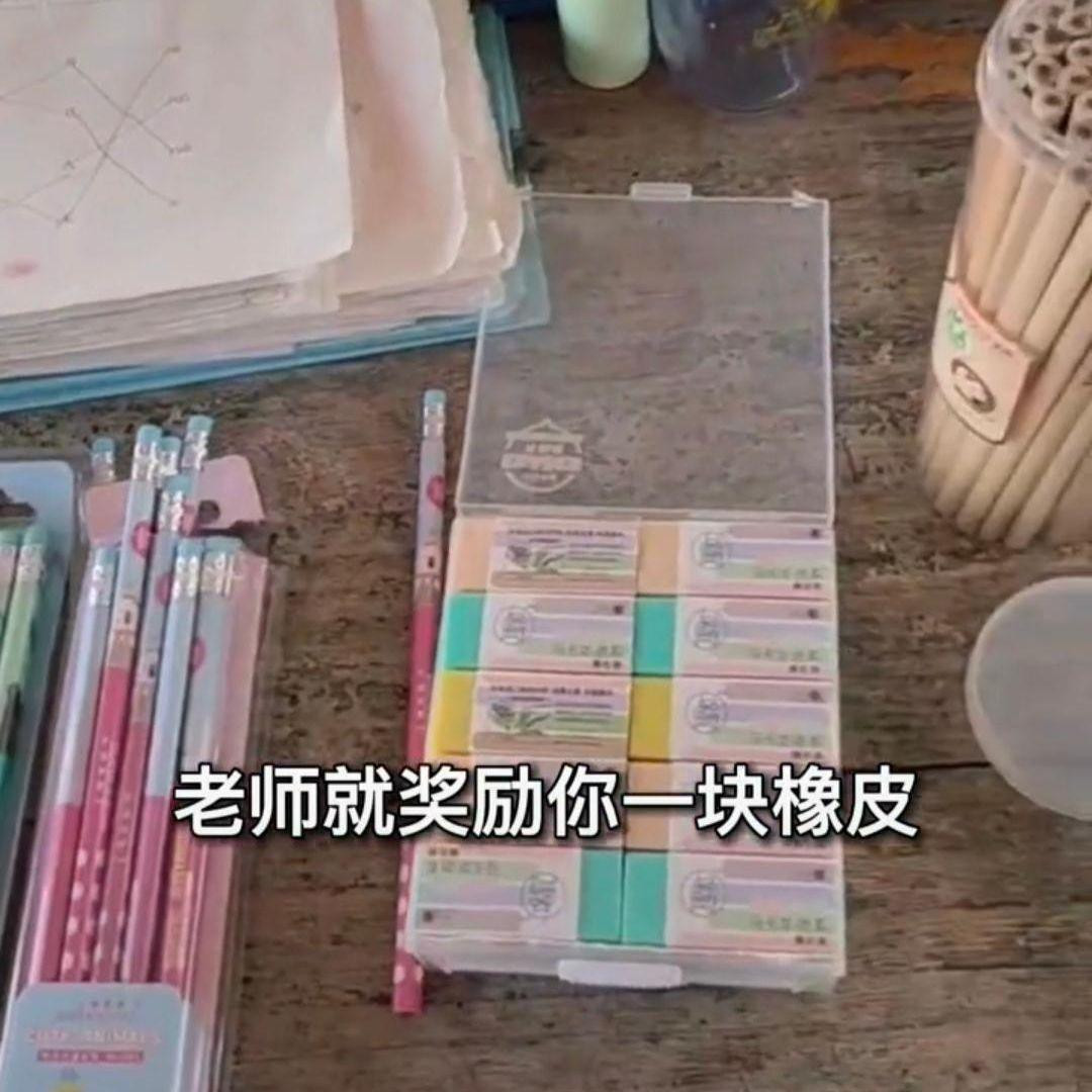 Cô giáo sẽ tặng quà cho bất cứ ai giúp cô bé nói chuyện được. Cô giáo sẽ tặng quà cho bất cứ ai giúp cô bé nói chuyện được.